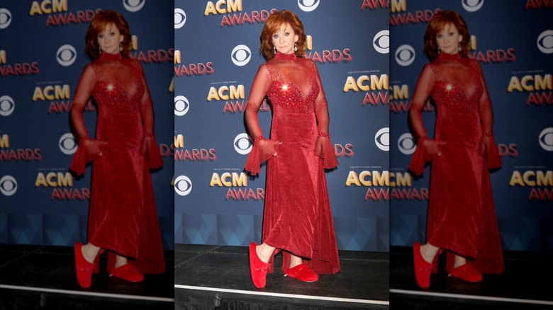 Reba McEntire exhibe ses chaussures sur le tapis rouge en 2018