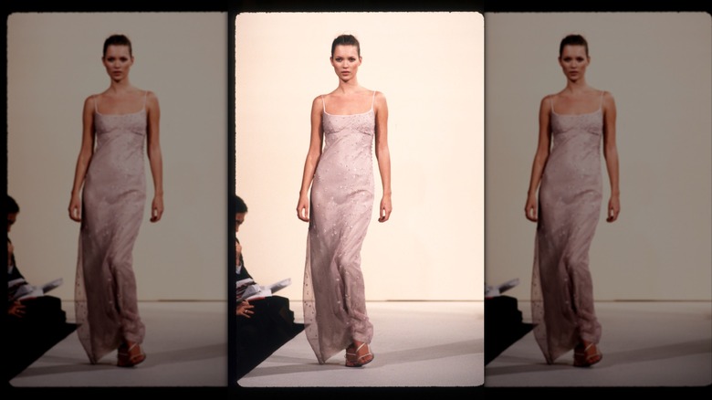 Kate Moss portant une robe nuisette blush sur le podium.