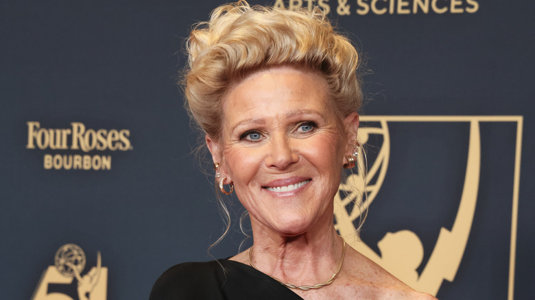 Alley Mills sourit sur le tapis rouge en 2024