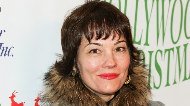 Natasha Gregson Wagner photographiée souriante sur le tapis rouge en 2016