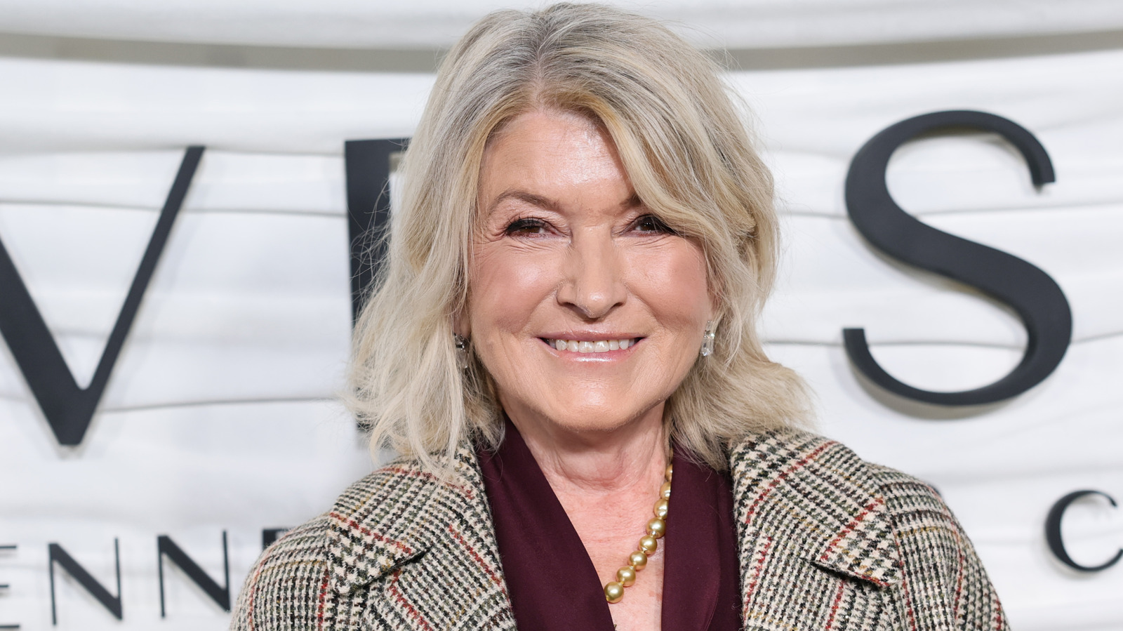Martha Stewart a dit au revoir à ses perles et a co-signé cette tendance de bijoux des années 90