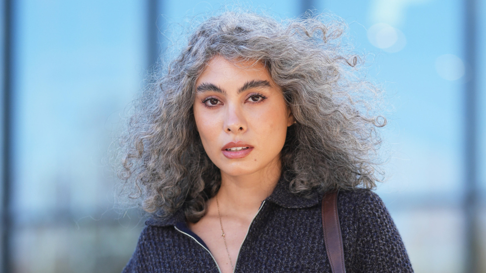 Des couleurs de vêtements qui complèteront vos magnifiques cheveux gris