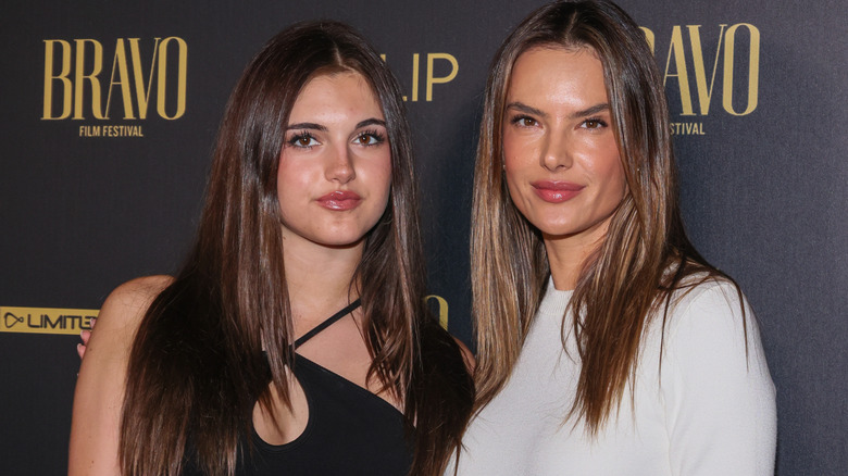 Anja Ambrosio Mazur et Alessandra Ambrosio sur le tapis rouge ensemble en 2025