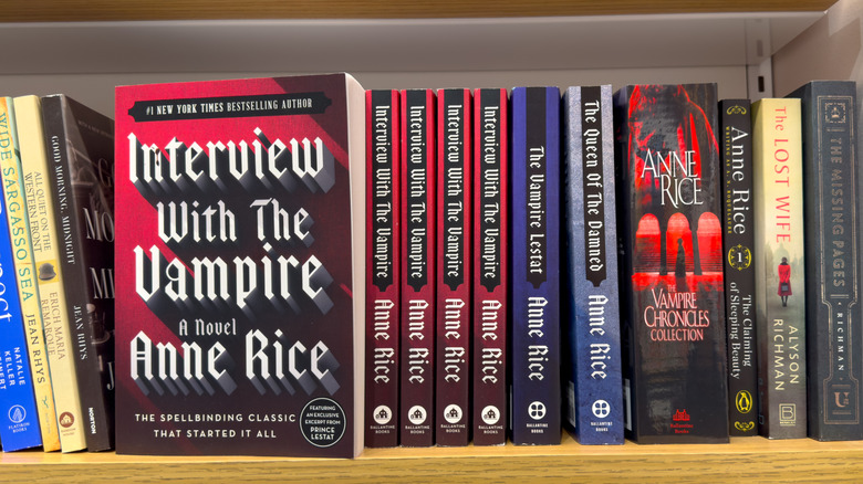 Une étagère de livres d'Anne Rice