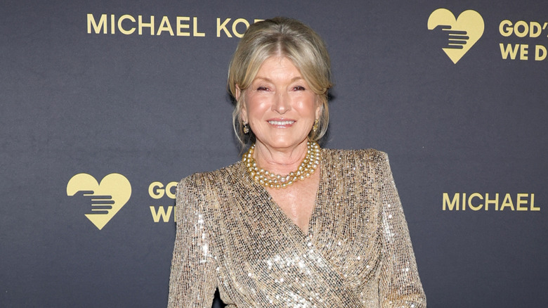 Martha Stewart sur le tapis rouge dans une chemise dorée scintillante
