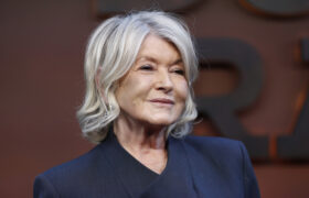 C'est une fausse côtelette ?! Martha Stewart nous a peut-être tous trompés avec sa nouvelle coiffure