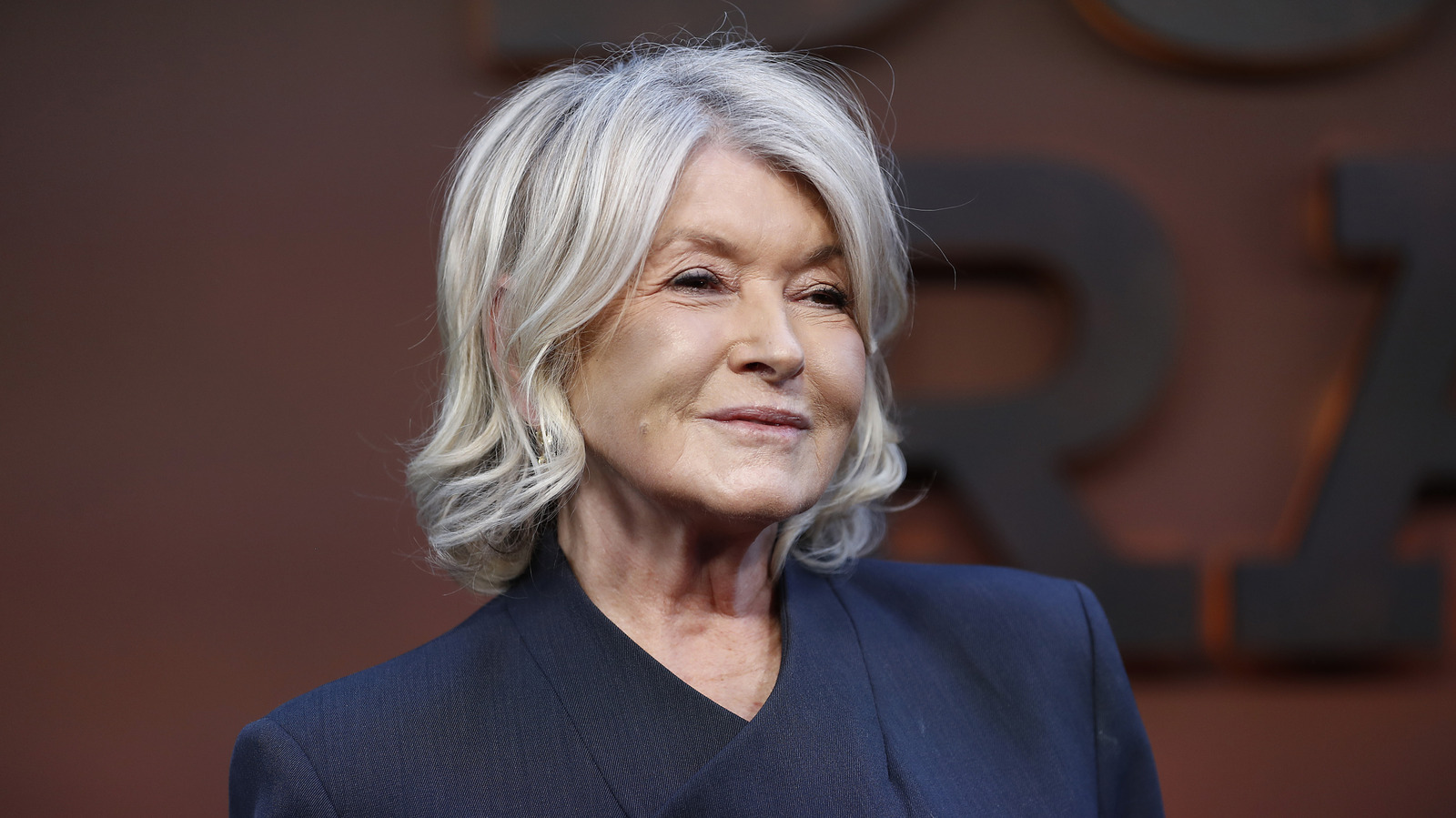 C'est une fausse côtelette ?! Martha Stewart nous a peut-être tous trompés avec sa nouvelle coiffure