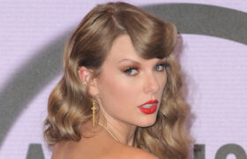 Le magnifique Bob Drop-Dead de Taylor Swift ramène le style classique du vieux Hollywood
