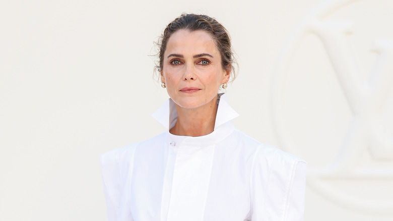 Keri Russell sur le tapis rouge dans un haut blanc