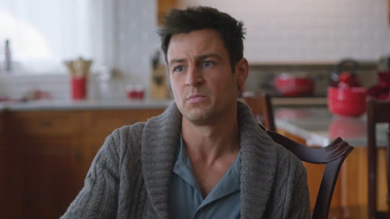 Tyler Hynes dans un pull gris sur le tournage de 