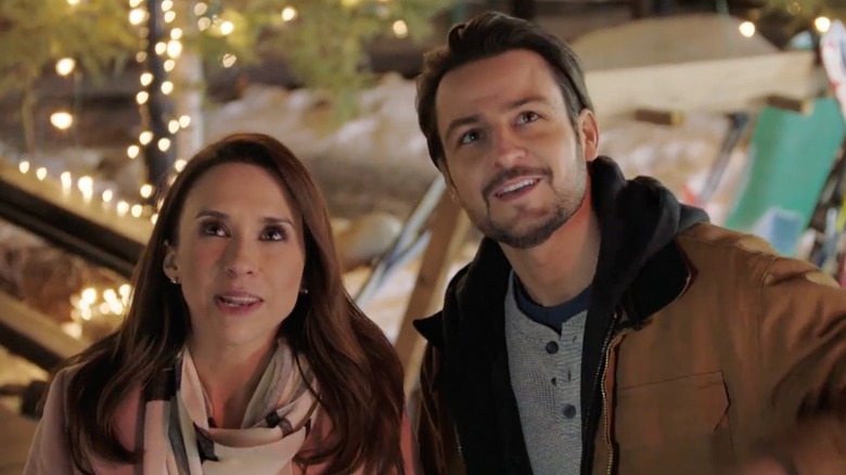 Tyler Hynes et Lacey Chabert en manteau rose sur le tournage de 