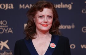 Susan Sarandon a prouvé que les femmes de 70 ans pouvaient s'amuser avec la mode de mariage