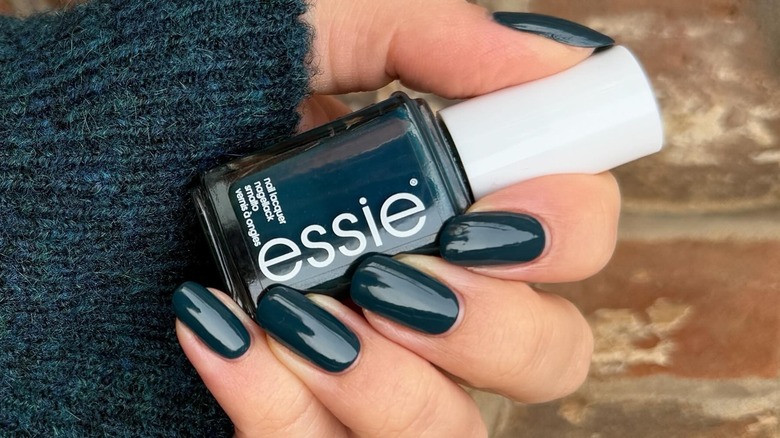 Ongles bleu sarcelle profond