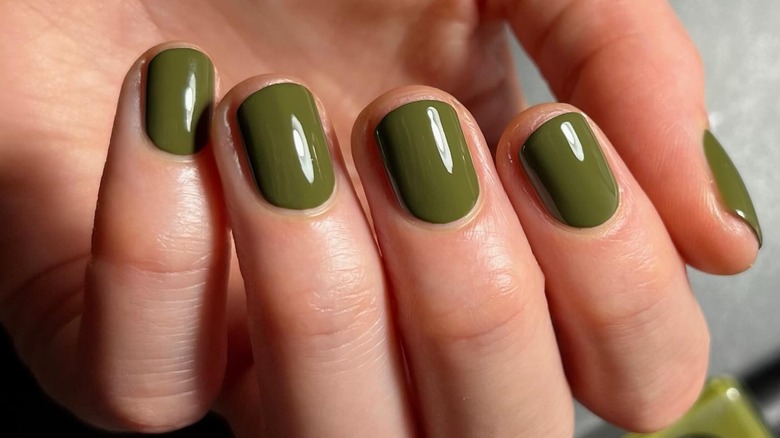 Ongles vert olive