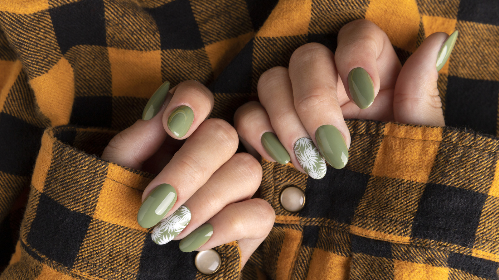 Les meilleures couleurs de manucure d’automne pour les tons de peau olive