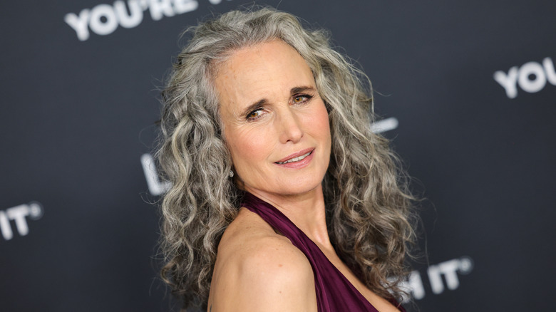 Andie MacDowell sourit sur le tapis rouge en 2025