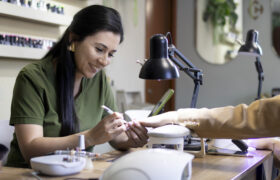 Donnez à votre manucure d'automne une mise à niveau amusante avec ces modèles parfaits pour les ongles courts