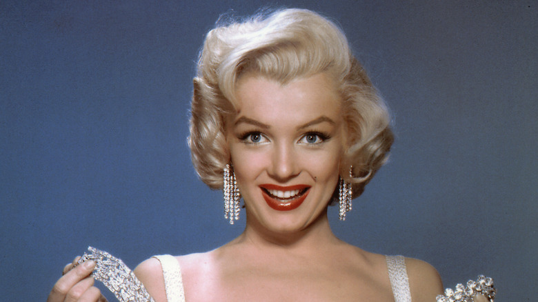 Marilyn Monroe posant avec des diamants, portant du rouge à lèvres