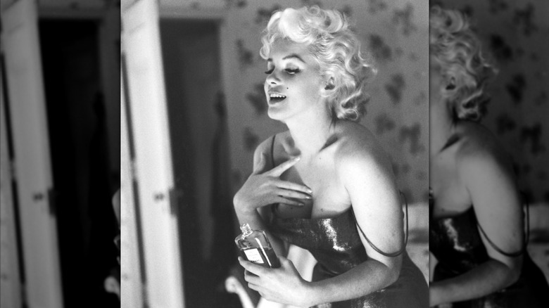 Marilyn Monroe appliquant le Chanel n°5 en 1955