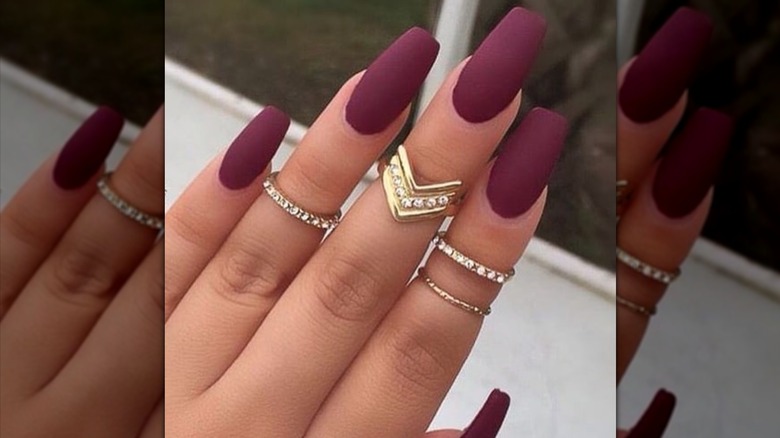 Ongles bordeaux mats