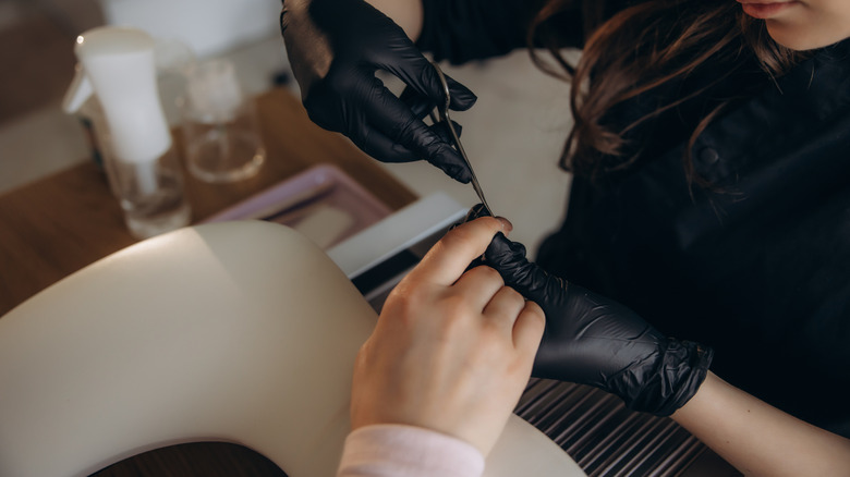 Femme se faisant une manucure
