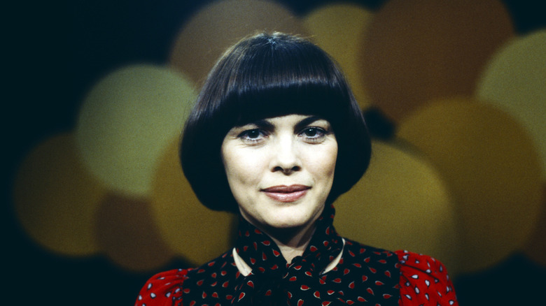 Mireille Mathieu pose avec une coiffure brune courte, coupe au bol.