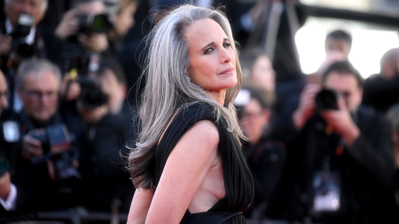 La «manucure sans manucure» d'Andie MacDowell est l'option parfaite pour les ongles courts
