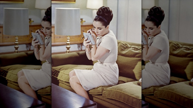 Elizabeth Taylor applique un eye-liner