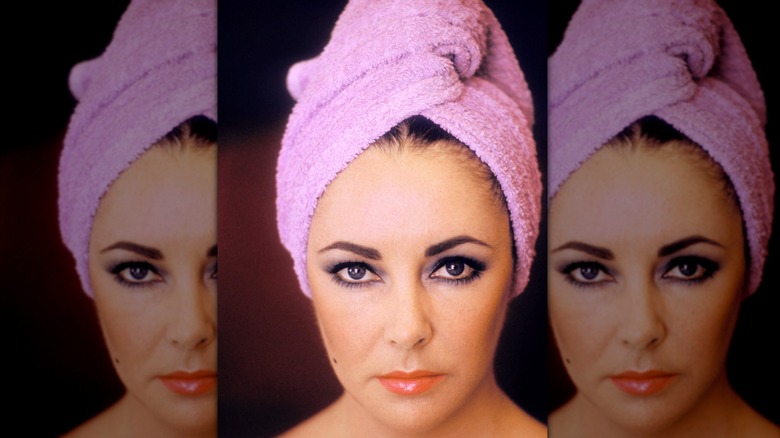 Elizabeth Taylor vers les années 1960 avec ses cheveux enveloppés dans une serviette