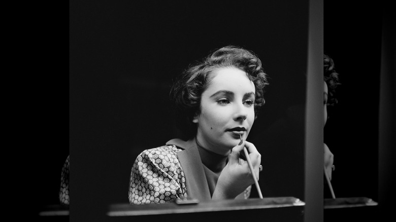Elizabeth Taylor photographiée en train d'appliquer son rouge à lèvres en 1948
