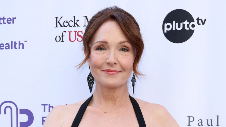 Amy Yasbeck sourit sur le tapis rouge en 2025