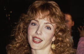 Amy Yasbeck stupéfaite dans le rôle de Casey dans la sitcom Wings des années 90 – à quoi elle ressemble maintenant