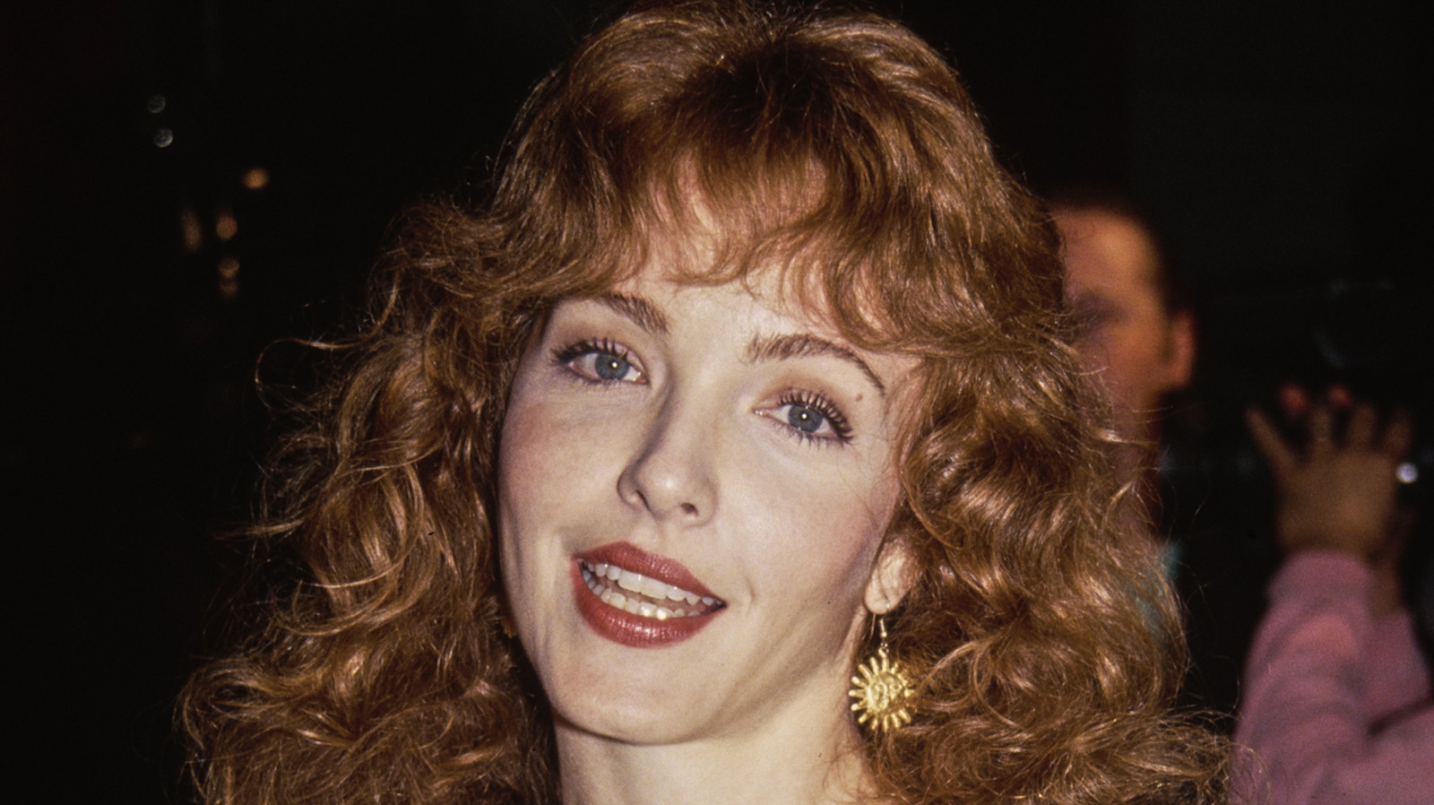 Amy Yasbeck stupéfaite dans le rôle de Casey dans la sitcom Wings des années 90 – à quoi elle ressemble maintenant