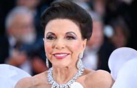 Le look chic de la mère du marié de Joan Collins était dans la couleur sophistiquée parfaite