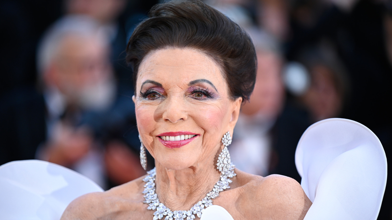 Le look chic de la mère du marié de Joan Collins était dans la couleur sophistiquée parfaite