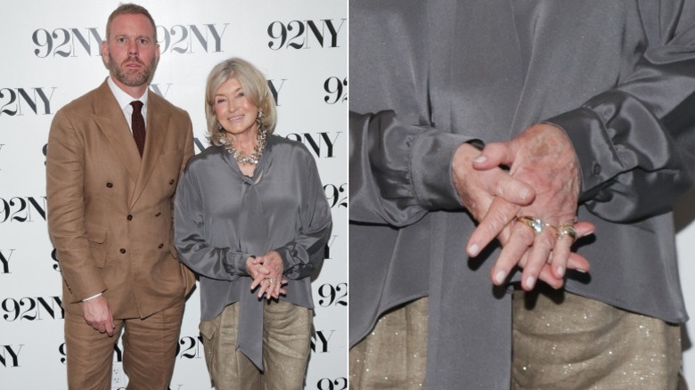 Martha Stewart brandissant un livre avec un homme en costume marron