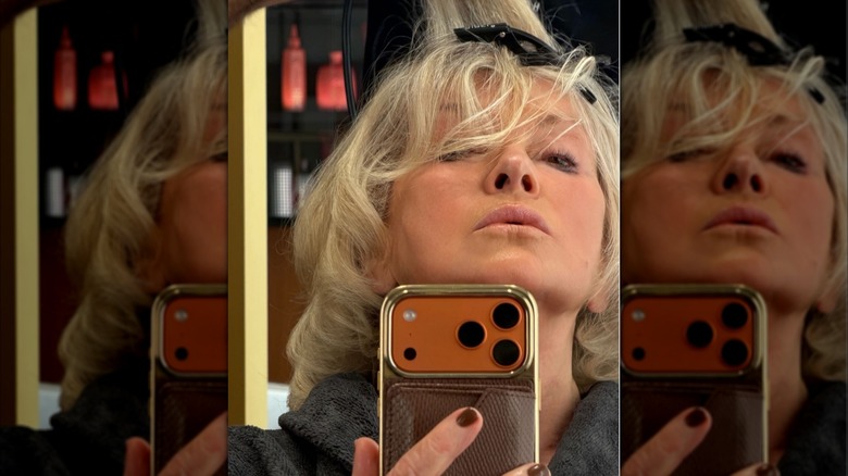 Martha Stewart prend un selfie avec du vernis à ongles marron