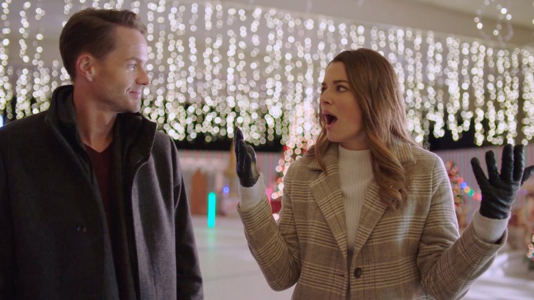 Paul Campbell dans le rôle de William Holt et Kimberley Sustad dans le rôle d'Annie Park dans l'émission Christmas by Starlight de la chaîne Hallmark