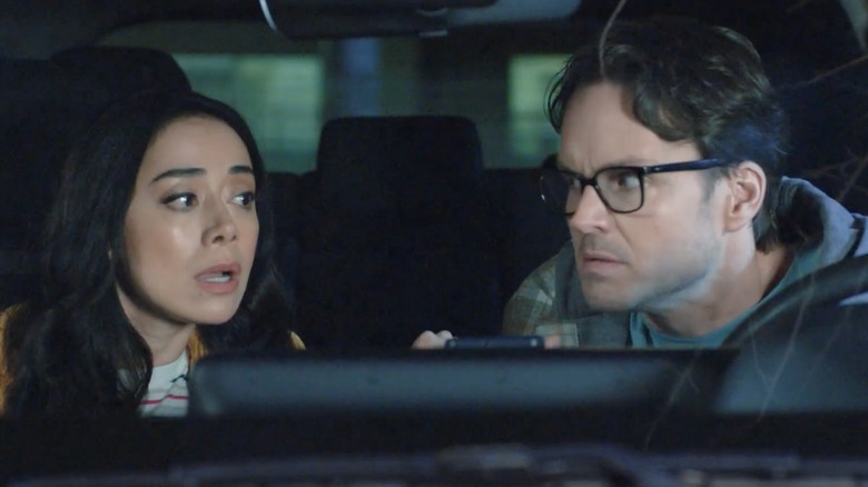 Aimee Garcia dans le rôle de Birdie Case et Paul Campbell dans le rôle d'Alden Case dans The Cases of Mystery Lane: Death Is Listening de Hallmark Channel