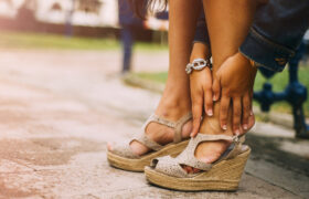 Trucs et astuces qui feront des sandales les chaussures les plus confortables de votre garde-robe