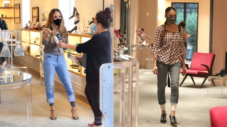 Deux images de Sarah Jessica Parker en pantalon avec un caleçon long thermique visible en dessous