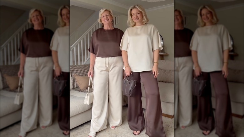 Une mère et sa fille portent un pantalon en satin crème et marron
