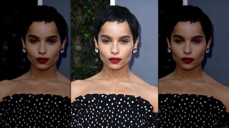 Zoë Kravitz porte ses cheveux noir de jais dans une coupe lutin et un rouge à lèvres rouge