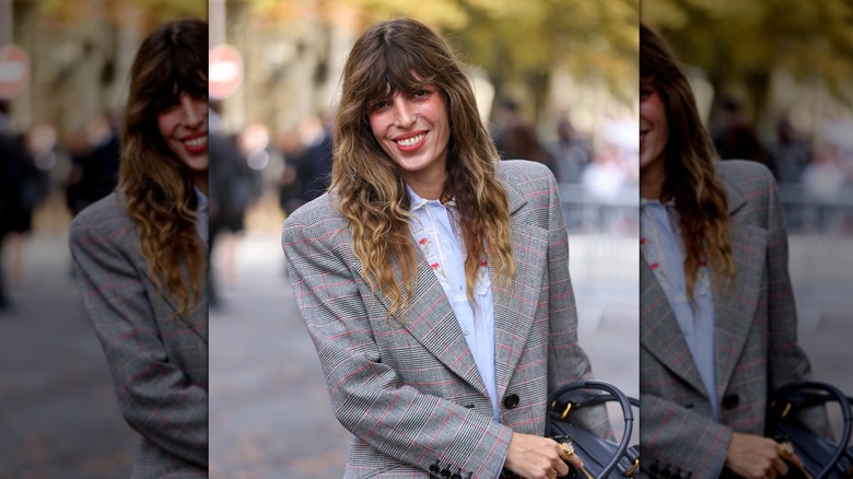 Lou Doillon porte ses cheveux en shag rockstar avec une frange agitée