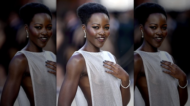 Lupita Nyong'o porte ses cheveux afro étroits et sculptés