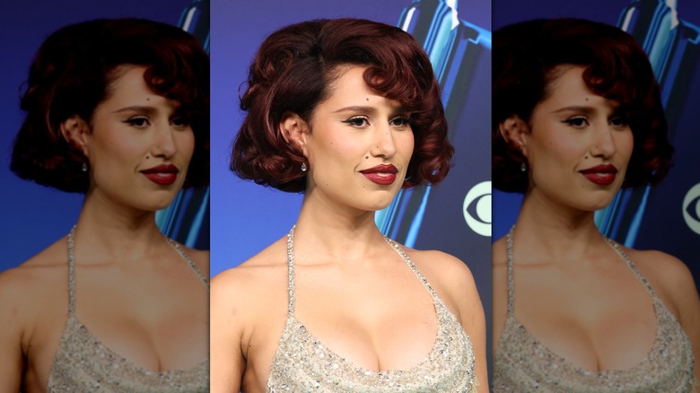 Raye portait ses cheveux dans un carré glamour avec des boucles serrées et sculptées