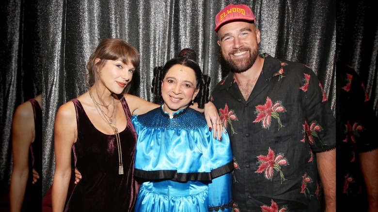 Taylor Swift et Travis Kelce souriant avec Maya Rudolph, habillée pour "Ô Marie !"