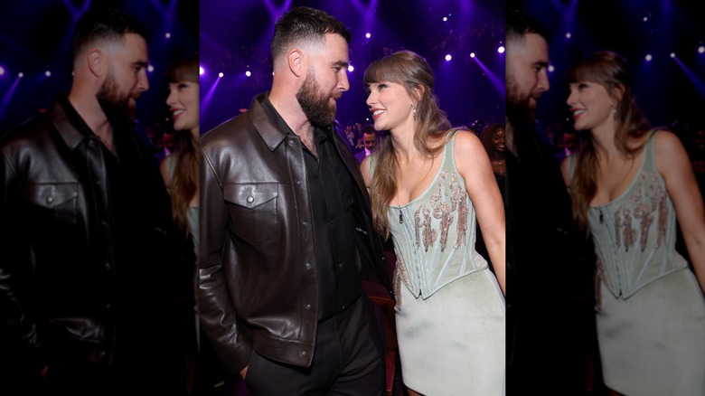 Taylor Swift regarde Travis Kelce en souriant lors des iHeartRadio Music Awards