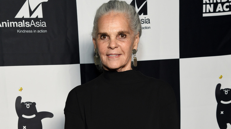 Ali MacGraw sourit sur le tapis rouge en 2020