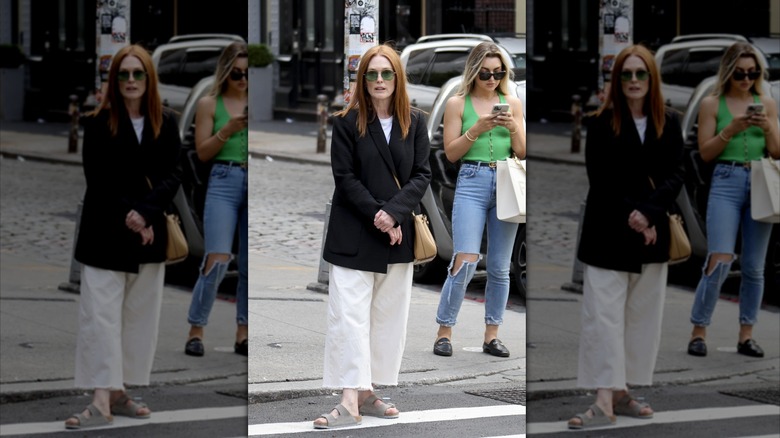 Julianne Moore photographiée en déplacement en 2022